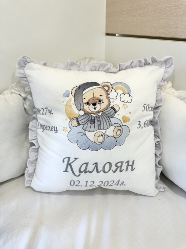 Бродирана персонализирана възглавничка за бебе "Мече" - сиво, 40/40см.