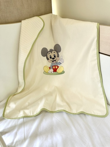 Персонализирано бебешко одеяло с бродерия "Мики маус" 