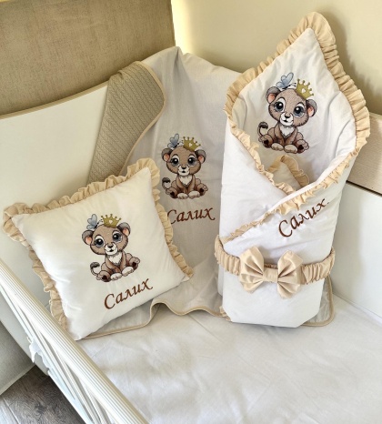 Бродиран персонализиран бебешки комплект "Лъвче" - бежово