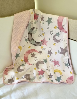 Лятно бебешко одеяло - "Розови лунички" - 80/90см.