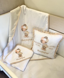 Бродиран персонализиран бебешки комплект "Меченце с балони" - бежово 