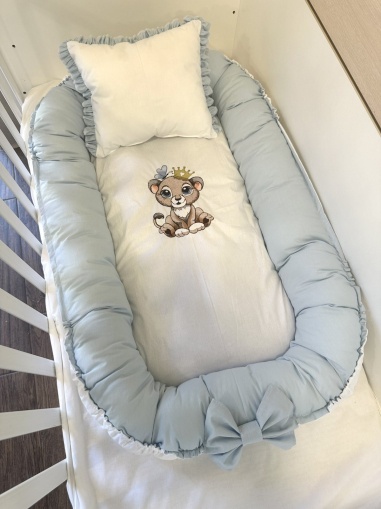 Бродирано бебешко гнездо "Лъвче" - бяло/ синьо