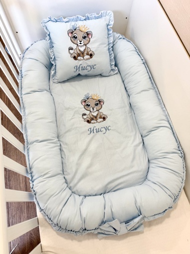 Бродирано бебешко гнездо "Лъвче" - синьо